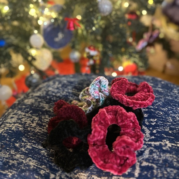 Crochet velvet scrunchies - Picture 1 of 2